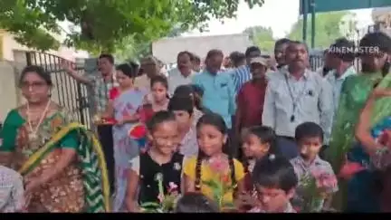 మహబూబాబాద్: ప్రైవేట్‌ పాఠశాలలో చదువు ఆర్థిక భారం అంటూ కంబాలపల్లిలోని ప్రభుత్వ పాఠశాలలో పిల్లలను జాయిన్‌ చేస్తున్న తల్లిదండ్రులు