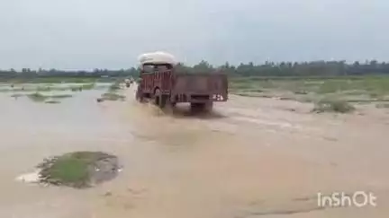 बेहट: शाहपुर गाड़ा की नदी में आया सैलाब, वाहन नदी के दोनों किनारों पर फंसे