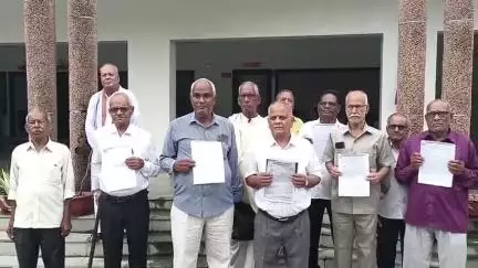 खलीलाबाद: ऑल इंडिया स्टेट पेंशनर्स एसोसिएशन ने पेंशन विधेयक रद्द करने की मांग को लेकर प्रधानमंत्री को संबोधित ज्ञापन डीएम को सौंपा