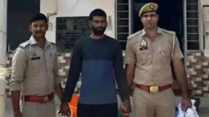 नौगावां सादात: नौगांवा थाना पुलिस ने दंगा करने, मारपीट और अन्य धाराओं में फरार वारंटी को मुखबिर की सूचना पर किया गिरफ्तार