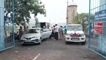 மேட்டூர்: மேட்டூர் அணை 16 கண் மதகுப் பகுதியில் நடைபெற்று வரும் பராமரிப்பு பணிகளை IIT பேராசிரியர் அதிகாரிகளுடன் ஆய்வு