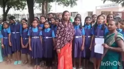 धमतरी: ग्राम बनरौद के माध्यमिक शाला की शिक्षिका को पुनः स्कूल में पदस्थ करने के लिए पालक व बच्चों ने कलेक्टर को सौंपा ज्ञापन