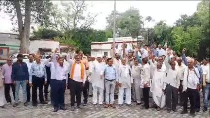 इटावा: उत्तर प्रदेश राजकीय सिविल पेंशनर्स परिषद ने कचहरी प्रांगण में प्रदर्शन करते हुए जिला अधिकारी को ज्ञापन सौंपा