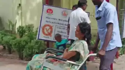கயத்தாறு: கழுகுமலை அருகே தனியார் பள்ளி வாகனம் இருசக்கர வாகனம் இது மோதி விபத்து ஒருவர் பலி ஒருவர் படுகாயம்