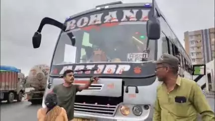 मंडला: मंडला से जबलपुर जा रही बस में टिकट वापसी को लेकर कंडक्टर और यात्री के बीच विवाद, वीडियो वायरल