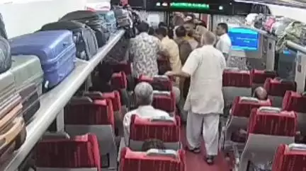 झांसी: झांसी स्टेशन पर वंदे भारत एक्सप्रेस में मारपीट के मामले में घटना का सीसीटीवी वीडियो आया सामने