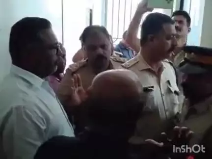 കുട്ടനാട്: കഞ്ഞി വീഴ്ത്തൽ കേന്ദ്രം ആരംഭിച്ചില്ല, കൈനകരിയിൽ പഞ്ചായത്ത് സെക്രട്ടറിയെ ഉപരോധിച്ച് ബി.ജെ.പി