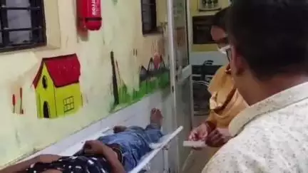 दुधि: दुद्धी में एक कार चालक ने रिसेप्शन पार्टी से लौट रहे पांच लोगों को मारी टक्कर, अस्पताल में इलाज जारी