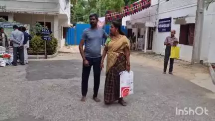 మదనపల్లె బసినికొండ రేణుక,చంద్ర దంపతులు సోమవారం సబ్ కలెక్టర్ కార్యాలయంలో ఏవోకు అర్జీ అందజేసి పెన్షన్ మంజూరుచేయాలని కోరారు