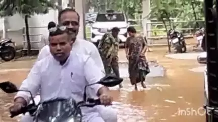 जशपुर: जिला मुख्यालय जशपुर में भारी बारिश से कलेक्ट्रेट में जल जमाव, जनदर्शन में आए लोग हुए परेशान