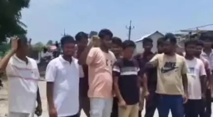 বাঘবৰ: মন্দিয়াত কাঠৰ দলং আৰু এপ্ৰোছৰ নিৰ্মাণত দুৰ্নীতি কৰাৰ অভিযোগত ঠিকাদাৰৰ বিৰুদ্ধে ৰাইজৰ প্ৰতিবাদ