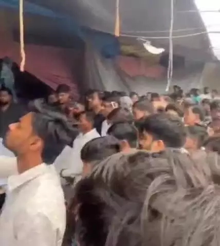 बदायूं: गांधी ग्राउंड में लगी नुमाइश मेले में हुए भीषण अग्निकांड के बाद बदायूं के सांसद आदित्य यादव दुकानदारों से मिले