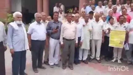 कासगंज: कलेक्ट्रेट पर उत्तर प्रदेश के वरिष्ठ नागरिक पेंशनर्स सेवा संस्थान ने डीएम मेधा रुपम को ज्ञापन दिया