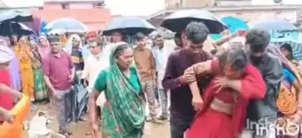 चतरा: चतरा सदर अस्पताल में बाइक दुर्घटना में हुई मौत के बाद शव पोस्टमार्टम के बाद परिजनों को सौंपा गया