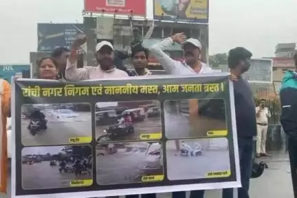 कांके: अल्बर्ट एक्का चौक के पास रांची में जलजमाव की स्थिति को लेकर राष्ट्रीय युवा शक्ति का प्रदर्शन