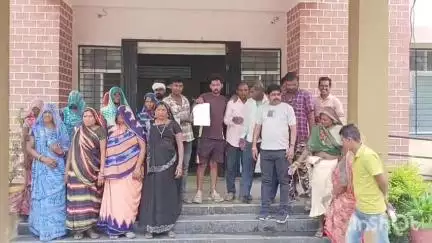 सरदारपुर: ग्राम भोपावर के प्राथमिक विद्यालय फिफर फलिया में स्कूल की बाउंड्रीवॉल के अंदर हरी घास बोने की शिकायत