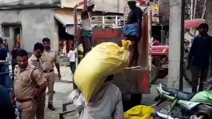 निचलौल: लक्ष्मीपुर खुर्द में कस्टम टीम ने की बड़ी छापेमारी, पूर्व प्रधान प्रतिनिधि के घर से अवैध चीनी की 70 बोरी खेप बरामद