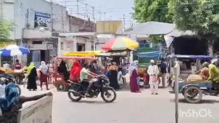 धामपुर: नहटौर में HMI इंटर कॉलेज के सामने सड़क किनारे लगने वाले बाजार को बंद कराने में नगर पालिका को लगे सात माह