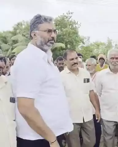 ಸವದತ್ತಿ: ಹೂಲಿ ಗ್ರಾಮದ ಇಂದಿರಾ ನಗರದಲ್ಲಿ ಸಿ.ಸಿ. ರಸ್ತೆ ನಿರ್ಮಾಣ ಕಾಮಗಾರಿಗೆ ಶಾಸಕ ವಿಶ್ವಾಸ ವೈದ್ಯ ಚಾಲನೆ