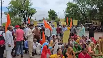नौगांव: झंडा बाबा मंदिर को हटाने का आदेश जारी होने के विरोध में श्रद्धालुओं ने SDM कार्यालय पहुंचकर किया प्रदर्शन, दिया ज्ञापन