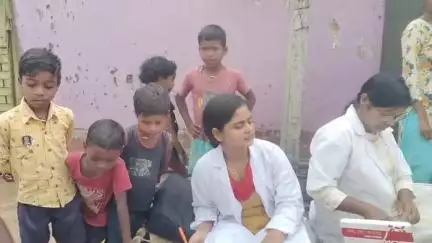 जामताड़ा: स्वास्थ्य विभाग की टीम पहुंची अमोई गांव, 16 ग्रामीणों की कोविड जांच हुई, सभी निगेटिव