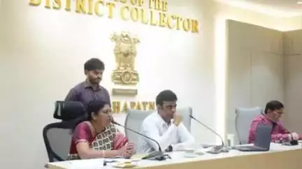 విశాఖపట్నం: కలెక్టర్ కార్యాలయంలో ప్రజా సమస్యల పరిష్కార వేదికలో మొత్తం 383 వినతులు వచ్చినట్టు తెలిపిన రెవెన్యూ అధికారి భవాని శంకర్