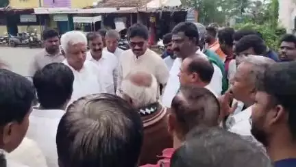 ಹಾವೇರಿ: ಸಂಗೂರ್ ಸಕ್ಕರೆ ಕಾರ್ಖಾನೆ ಮುಂದೆ ರೈತರು, ಕಾರ್ಮಿಕರು ಸೇರಿದ್ದು ಕಂಡು ಭೇಟಿ ನೀಡಿದ ಶಾಸಕ, ಮುಂದೇನಾಯ್ತು