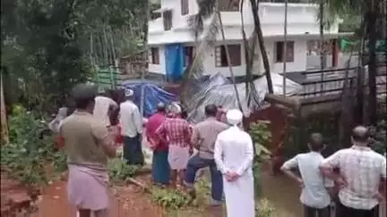 വെള്ളരിക്കുണ്ട്: കുന്നുംകൈ പെരുമ്പട്ടയിൽ വീടിന്റെ മുറ്റം തോട്ടിലേക്ക് ഇടിഞ്ഞ് വീണു, വീട് അപകട ഭീഷണിയിൽ