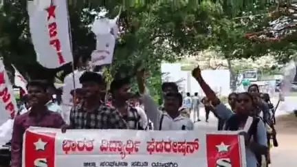 ಶಹಾಪುರ: ಹೊಸಕೇರಾ ಗ್ರಾಮಕ್ಕೆ ಬಸ್ ಬಿಡಲು ನಗರದ ಡಿಪೋ ಮುಂದೆ ವಿದ್ಯಾರ್ಥಿಗಳ ಪ್ರತಿಭಟನೆ