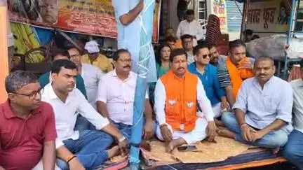 जगदीशपुर: संविधान निर्माता डॉ. भीमराव अंबेडकर के अपमान पर भाजपा कार्यकर्ताओं का आक्रोश, स्टेशन चौक पर धरना