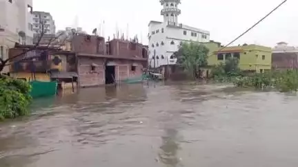 कांके: मौलाना आजाद कॉलोनी में भारी बारिश से जलजमाव, लोगों के घरों में घुसा पानी