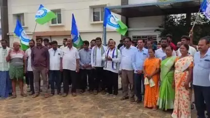 చింతూరు ఐటీడీఏ వద్ద వైసీపీ నాయకుల ఆందోళన, ఎన్నికల సమయంలో ఇచ్చిన ఏ హామీని కూటమి ప్రభుత్వం సక్రమంగా నిర్వహించలేదని విమర్శ