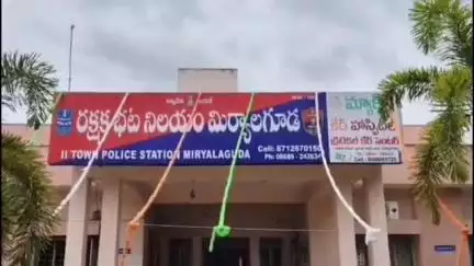 మిర్యాలగూడ: పట్టణంలో చిట్టీల పేరుతో మోసం చేసి పరారైన వ్యక్తి ఇంటి ముందు ఆందోళన చేపట్టిన బాధితులు, పోలీస్ స్టేషన్‌లో కేసు నమోదు