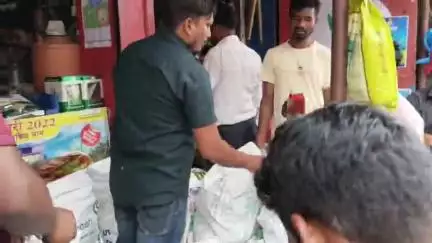 लोहरदगा: पावर गंज चौक में धान खरीद को लेकर किसानों की भीड़ से लगा जाम, यातायात पुलिस जाम हटाने में जुटी