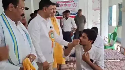 সাঁইথিয়া: মাঠপলসা বাসস্ট্যান্ডে মহম্মদ ইসরাইল শহিদ স্মরণে আয়োজিত রক্তদান শিবির; রক্ত দিলেন 60 জন, উপস্থিত সভাধিপতি