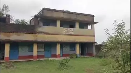 বলরামপুর: ফতেপুর জুনিয়র হাই স্কুলে মাত্র একজন শিক্ষিকা, আসছে না পড়ুয়ারা #jansamasya