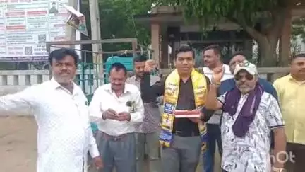 વિજાપુર: શહેરના આમઆદમી પાર્ટીના કાર્યકરોએ ટીબી વિસ્તારમાં વિસાવદરની બેઠક ઉપર જીતને લઈ પેડા વહેચી, ફટાકડા ફોડી વિજયી ઉત્સવ ઉજવ્યો