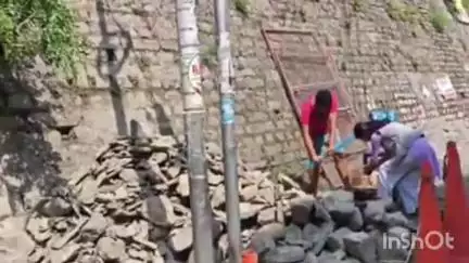 नेरवा: नेरवा पुलिस थाना के समीप डंगा गिरने से एक बाइक हुई क्षतिग्रस्त, जान-माल का कोई नुकसान नहीं