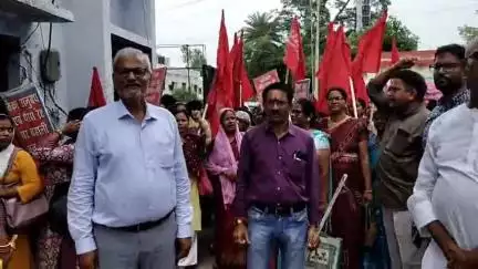 समस्तीपुर: जिले के स्वास्थ्य कर्मियों ने 20 सूत्री मांगों के साथ जिला सिविल सर्जन कार्यालय का घेराव कर सौंपा ज्ञापन