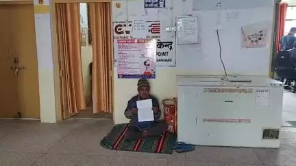 लोहाघाट: गंगनौला निवासी चेतराम बेटे को नौकरी दिलाने की मांग पर उप जिला अस्पताल लोहाघाट में आमरण अनशन पर बैठा