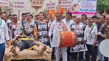 धुळे: मनपा येथे अजित पवार गटाचे ‘ढोल बजाव’ आंदोलन; कुंभकर्णाच्या प्रतिकृतीसह प्रशासनाला झोपेतून उठवण्याचा प्रयत्न