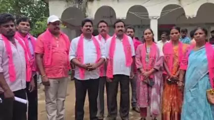 వెంకటాపురం: ఇందిరమ్మ ఇళ్ల అవకతవకలపై వెంకటాపురంలో పంచాయతీ కార్యదర్శి మెమొరాండం అందజేసిన బీఆర్ఎస్ పార్టీ నాయకులు