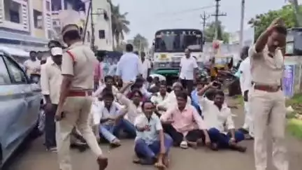 ధాన్యం బకాయిలను చెల్లించాలని కోరుతూ పట్టణంలో రైతుల నిరసన, క్రాప్ హాలిడే ప్రకటిస్తామని హెచ్చరిక