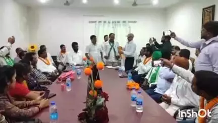 लातेहार: झामुमो जिला इकाई की नई टीम को सर्किट हाउस में जिलाध्यक्ष और पूर्व विधायक ने किया सम्मानित
