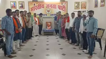 चारामा: डॉक्टर श्यामा प्रसाद मुखर्जी की पुण्यतिथि पर चारामा के भाजपा कार्यालय में दी गई श्रद्धांजलि