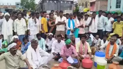 అసిఫాబాద్: నీళ్ల కోసం ఖాళీ బిందెలతో రోడెక్కిన బాభేఝరి, పాటగూడ గ్రామస్థులు #localissue