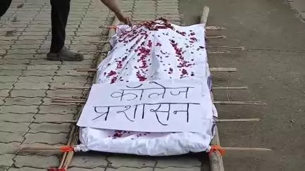 बड़गांव: RNT मेडिकल कॉलेज के हॉस्टल में डॉक्टर की मौत के विरोध में रेजिडेंट डॉक्टर्स की हड़ताल 5वें दिन जारी, निकाली अर्थी