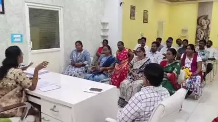 రేషన్ పంపిణీలో అవకతవకలకు పాల్పడితే చర్యలు తీసుకుంటామని రేషన్‌ డీలర్లకు మున్సిపల్ ఛైర్మన్‌ నార్ల భవన రత్నాజీ హెచ్చరిక