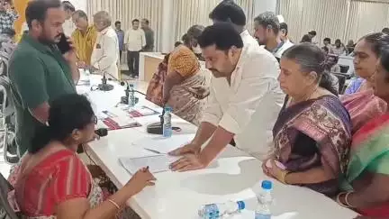 పట్టణంలో ప్రజా సమస్యల పరిష్కార వేదిక కార్యక్రమంలో 242 అర్జీలు స్వీకరణ: డీఆర్వో రాజకుమారి