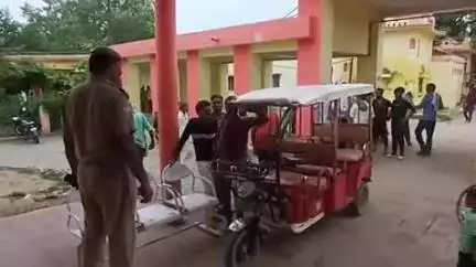 बदायूं: रोडवेज बस स्टैंड के निकट अचेत अवस्था में मिले अज्ञात बुजुर्ग को पुलिस ने जिला अस्पताल में कराया भर्ती